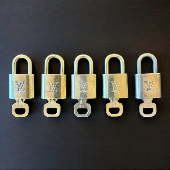 LOUIS VUITTON Authentic Gold Padlock with Key - Picture 4 of 8